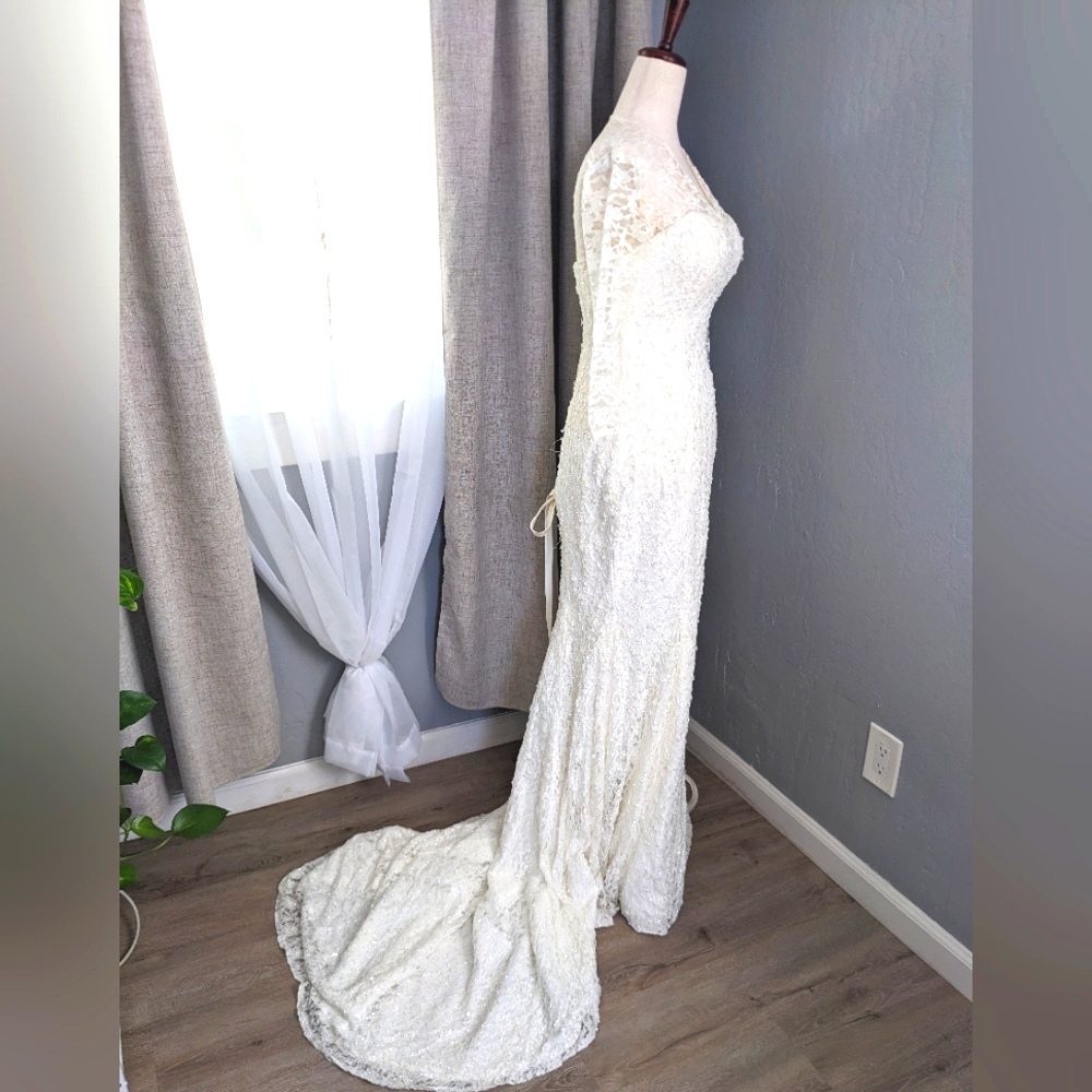 Vintage Trumpet/Mermaid V-Neck Court Train Lace & Beaded Wedding Dress - Picture 4 of 9